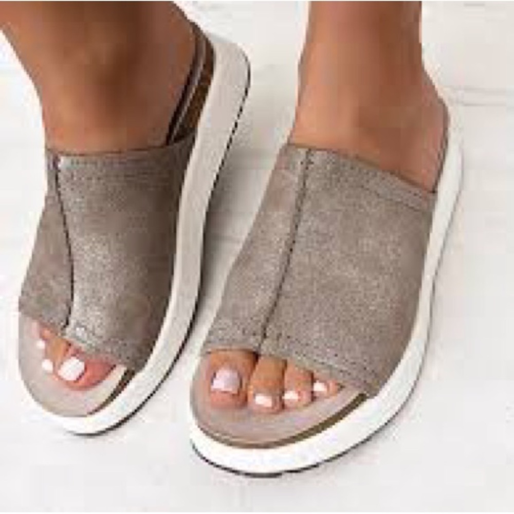 OTBT Wayside platform slide sandal in a taupe glitter or beige color! Size 10!